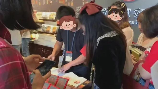 能买到的《故宫日历》盖章版我们原价包邮j