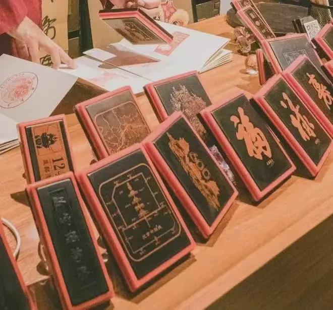 能买到的《故宫日历》盖章版我们原价包邮j9九游真人游戏第一平台疯黄牛!加价才(图26) 能买到的《故宫日历》盖章版我们原价包邮j9九游真人游戏第一平台疯黄牛!加价才(图26)